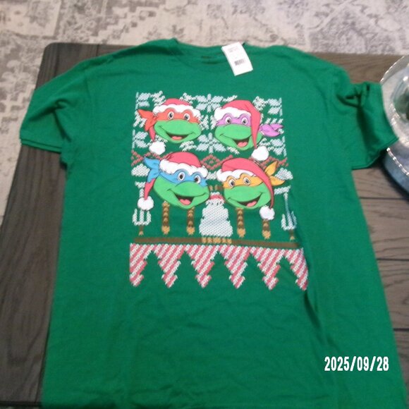 NEW Green Teenage Mutant Ninja Turtles Short Sleeve CHRISTMAS T SHIRT LARGE - Picture 1 of 3